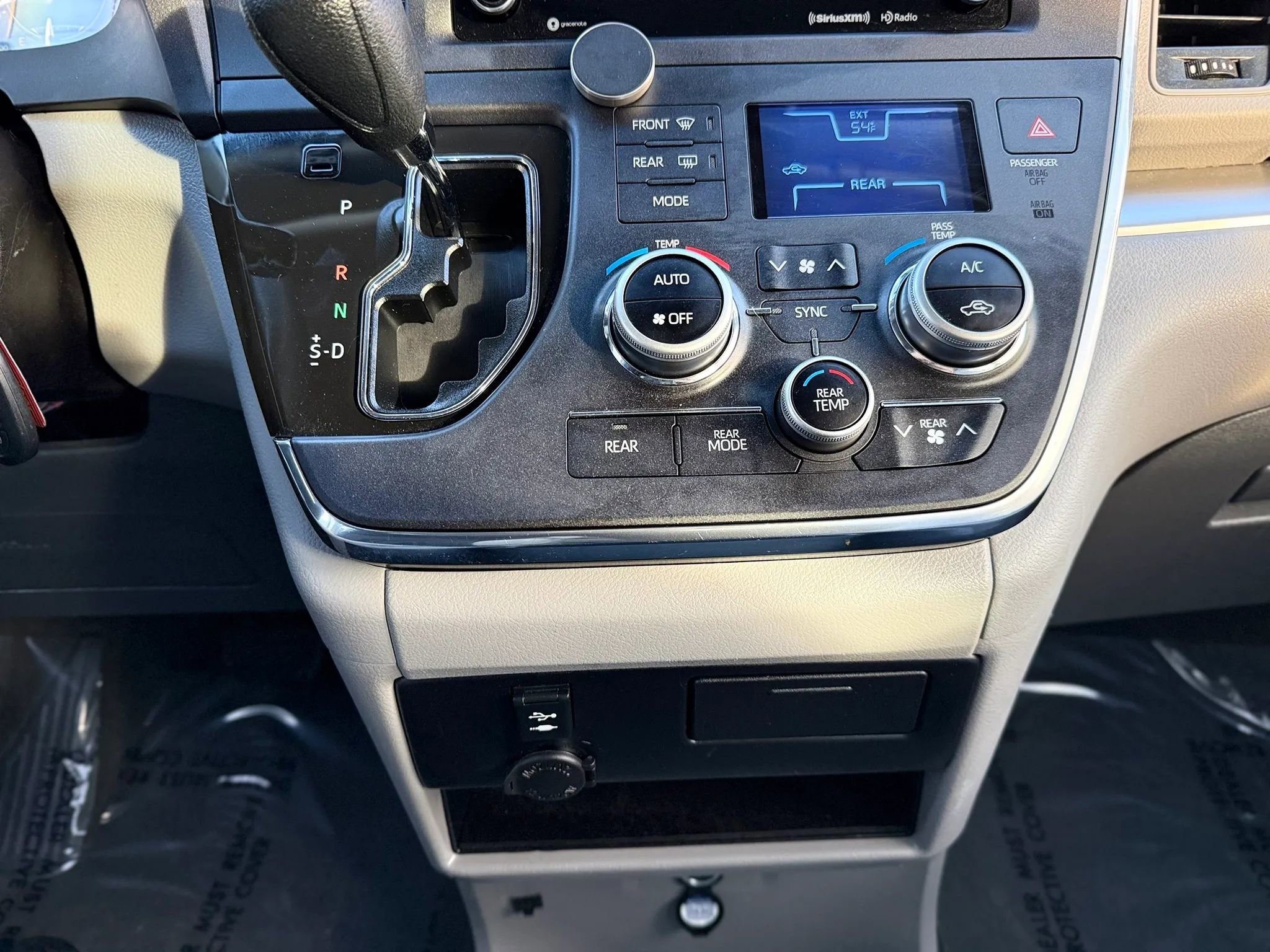 Used 2018 Toyota Sienna LE FWD image 32