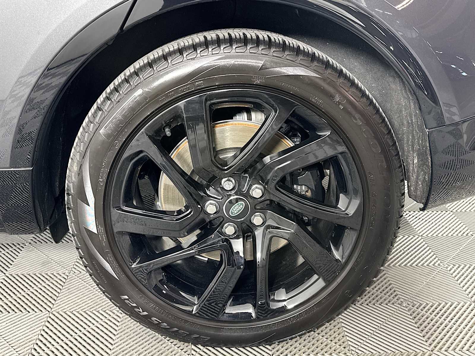 Used 2024 Land Rover Discovery Metropolitan Edition image 29