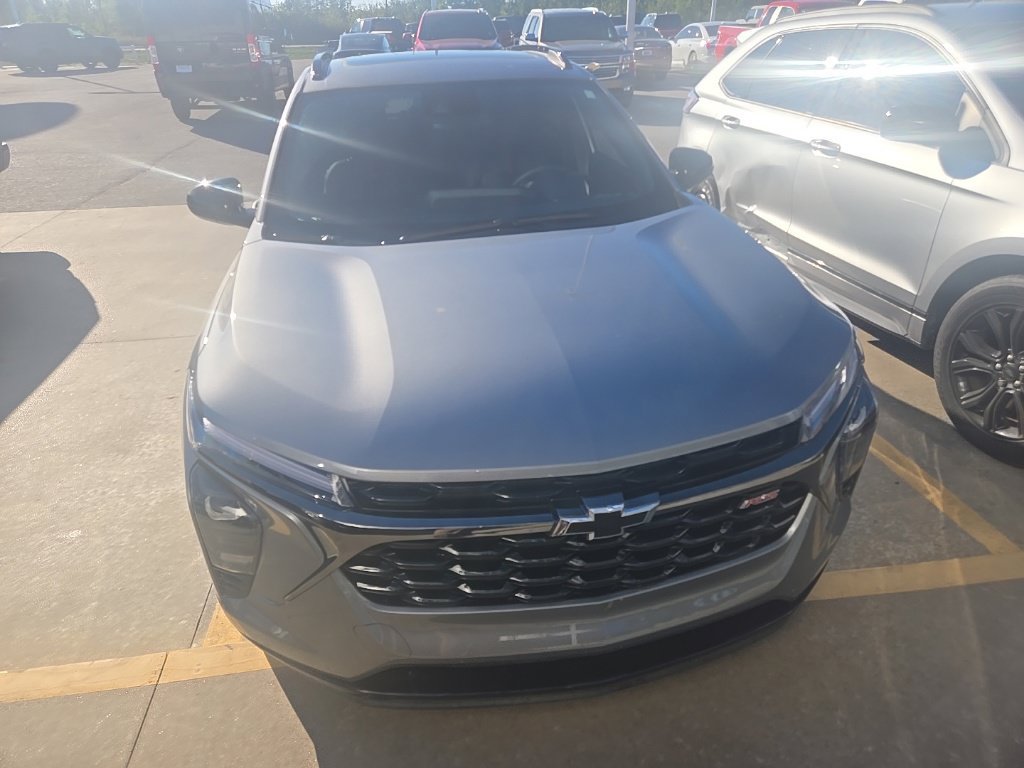 Used 2025 Chevrolet Trax RS w/ Sunroof Package FWD image 1