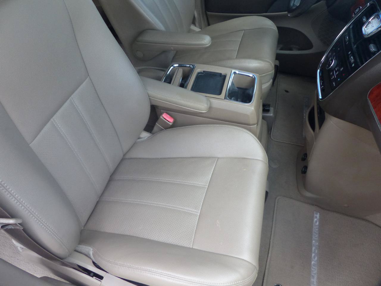 Used 2014 Chrysler Town & Country Touring-L w/ Driver Convenience Group FWD image 21