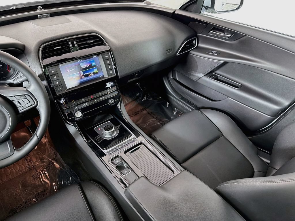 Used 2018 Jaguar XE RWD image 23
