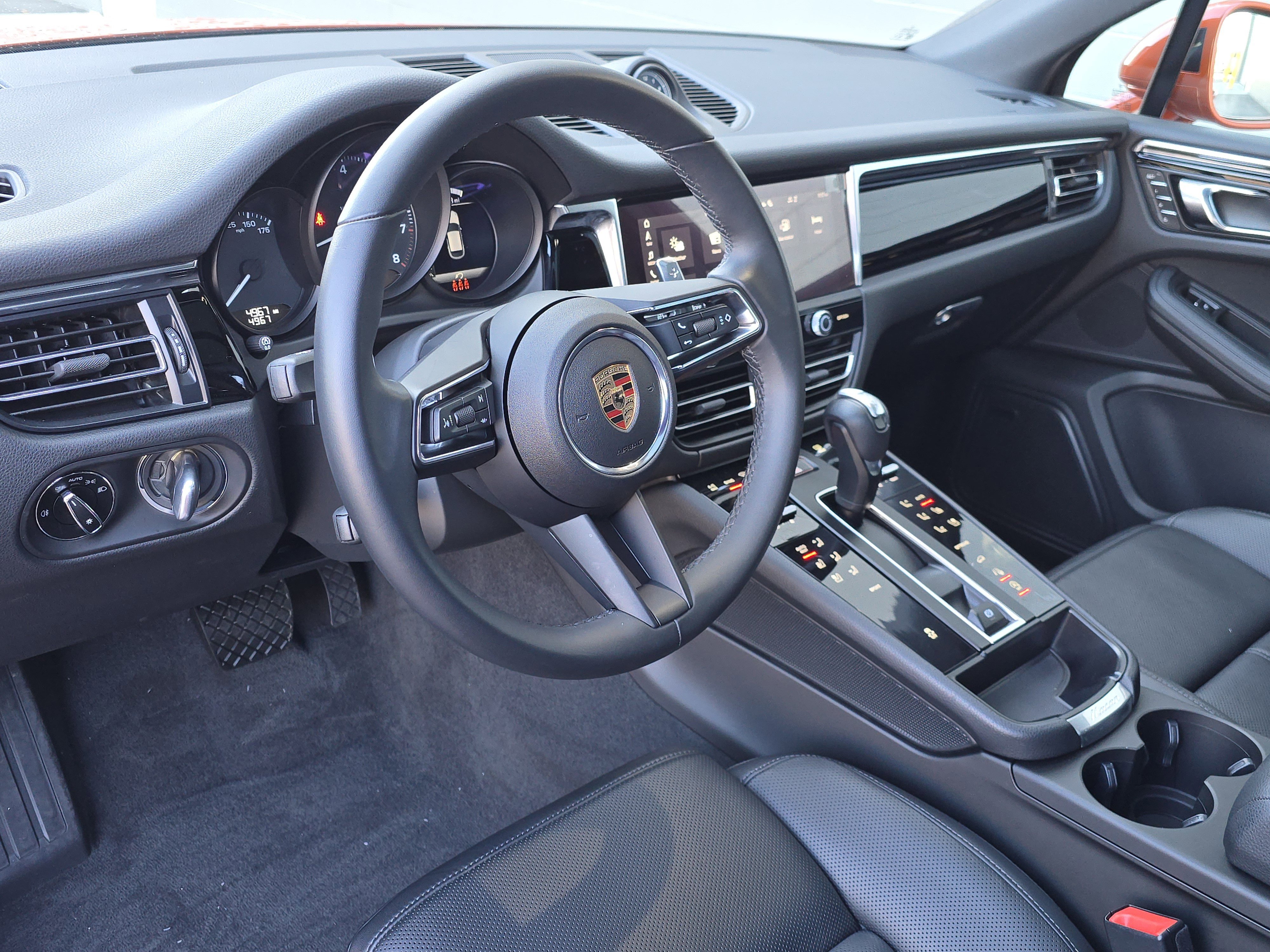 Certified 2025 Porsche Macan image 4