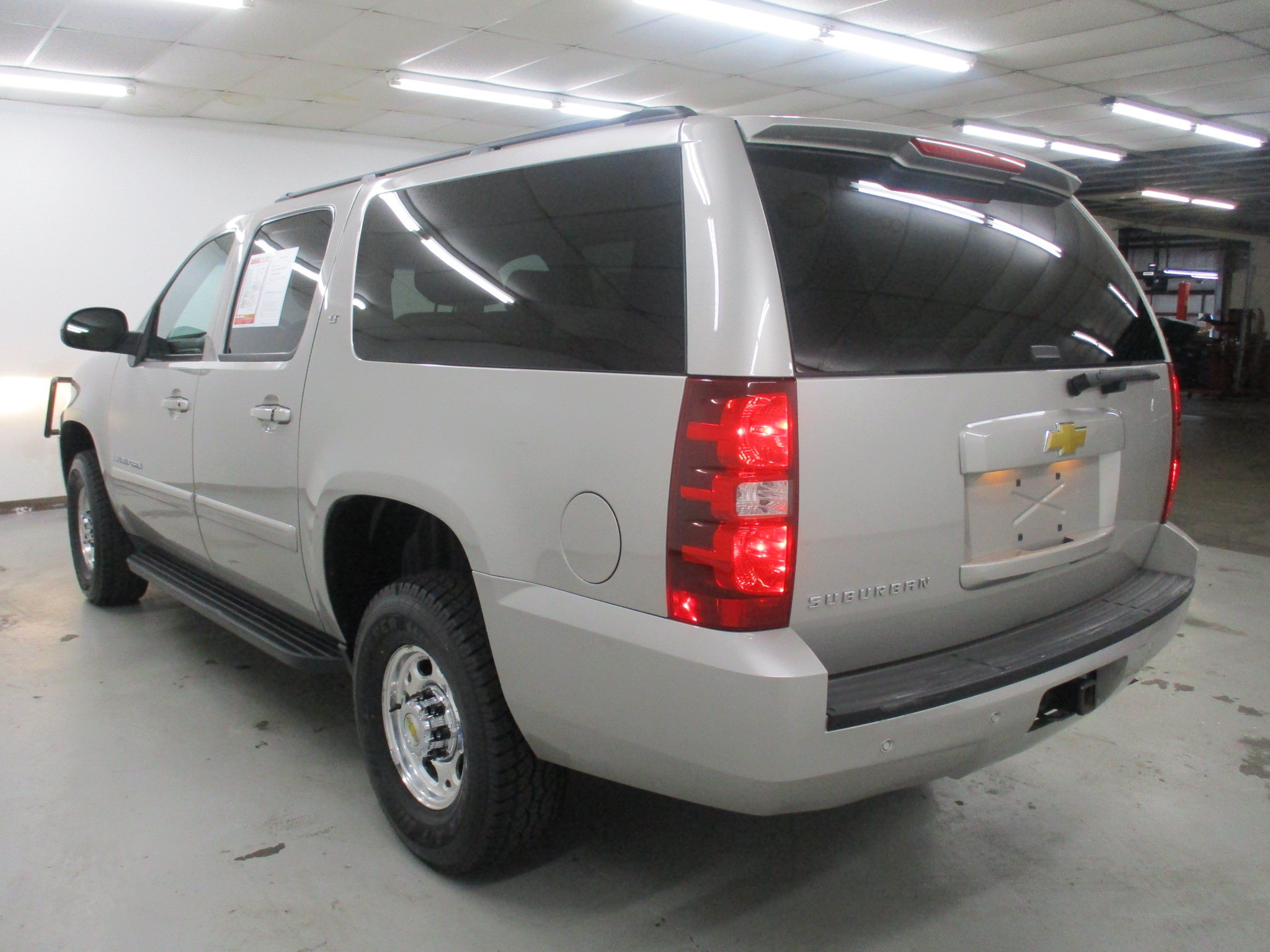 Used 2007 Chevrolet Suburban 2500 LT w/ LT Preferred Equipment Group AWD/4WD image 7