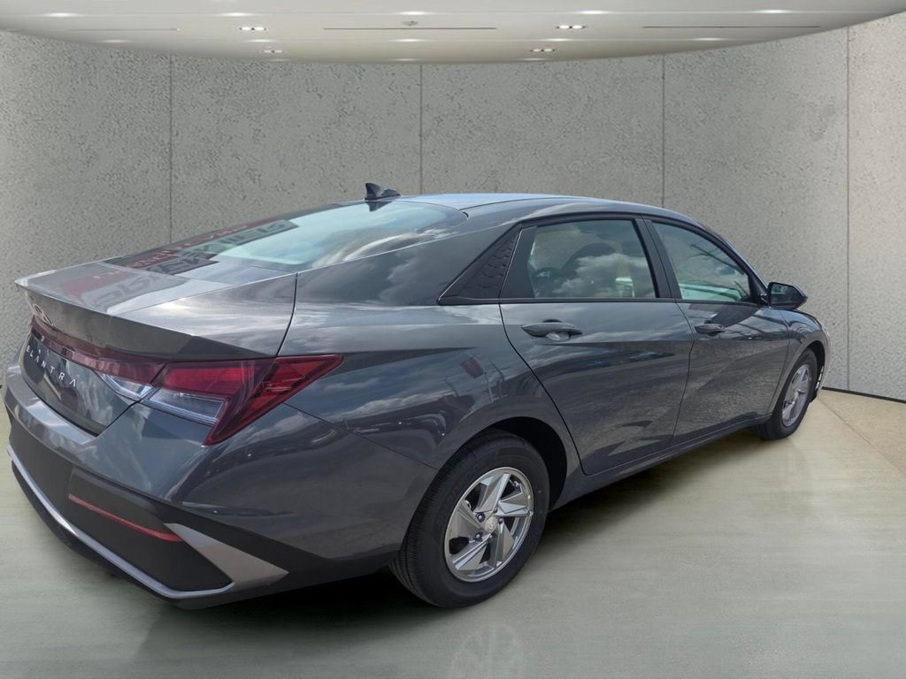 Used 2026 Hyundai Elantra SE FWD image 4