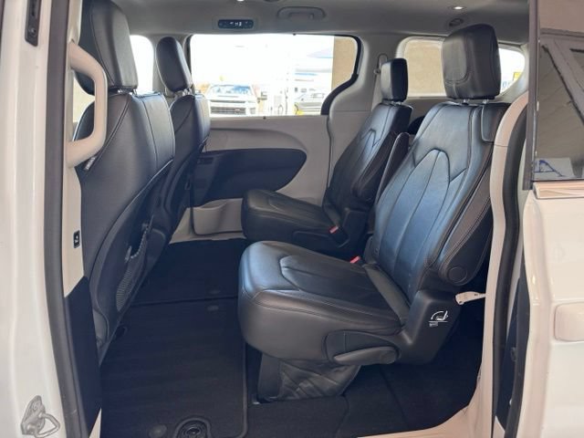 Used 2017 Chrysler Pacifica Touring-L FWD image 13
