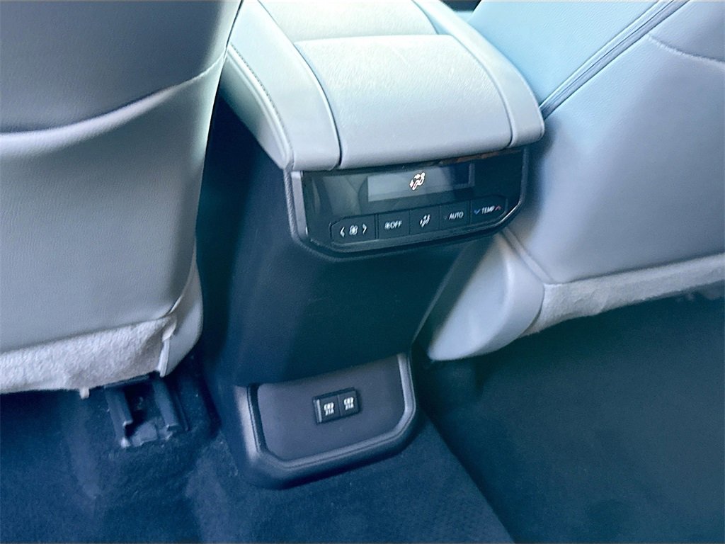 Used 2020 Toyota Highlander XLE image 28