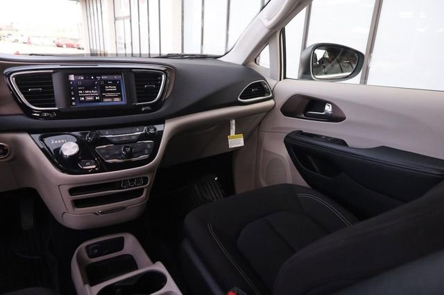 Used 2023 Chrysler Voyager LX image 26