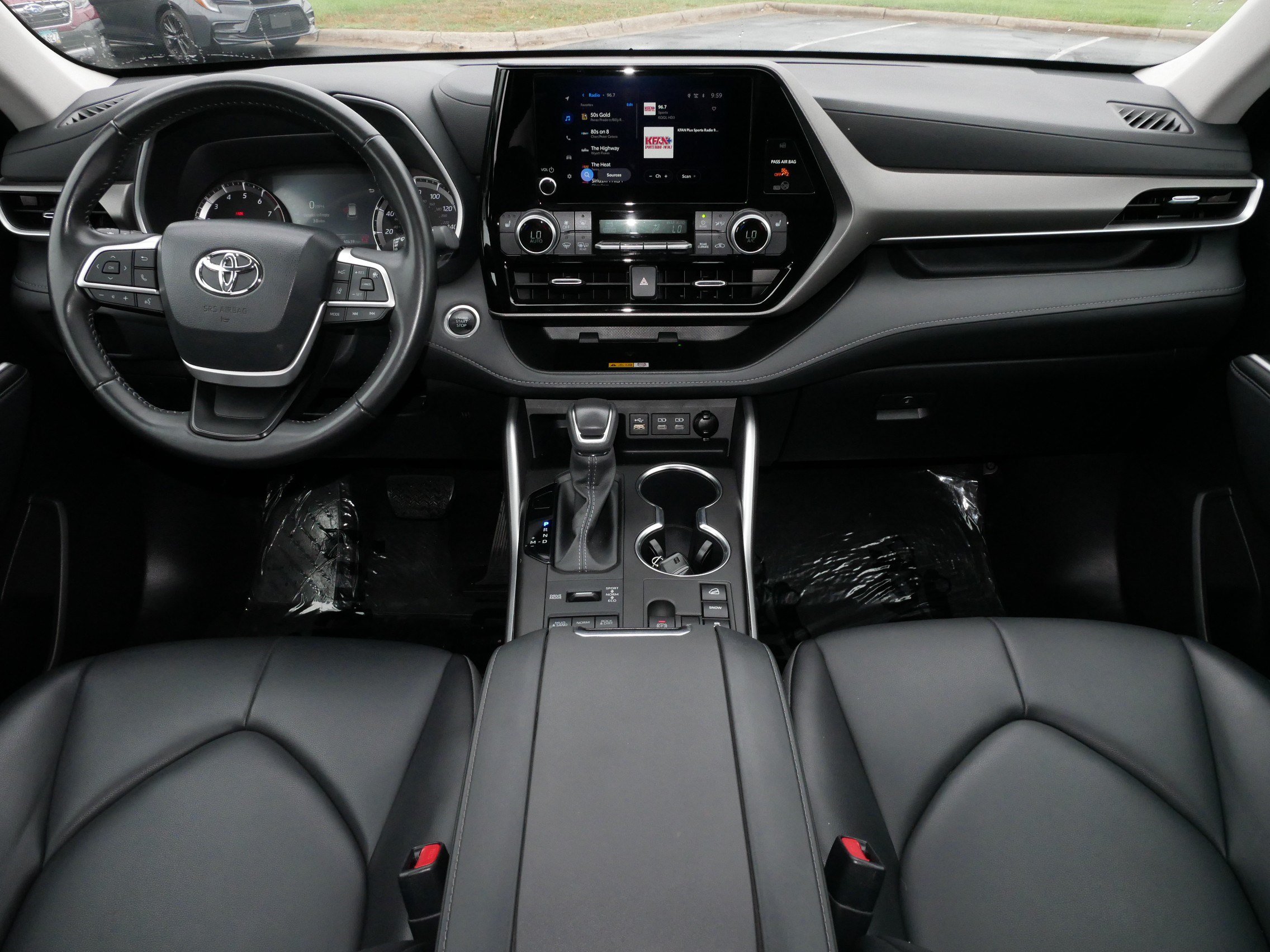 Used 2024 Toyota Highlander XLE AWD/4WD image 10