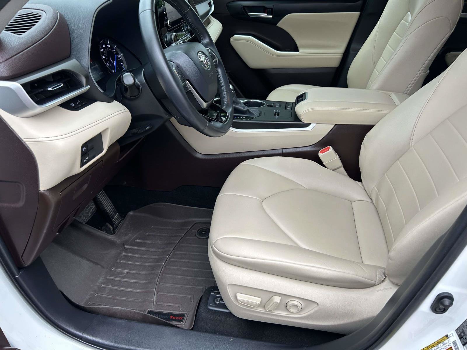 Used 2020 Toyota Highlander XLE FWD image 21