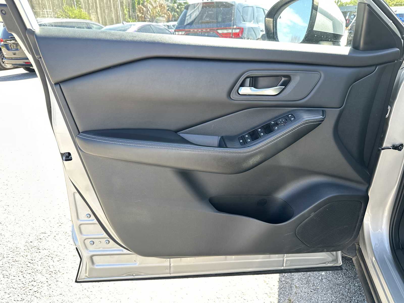 Used 2024 Nissan Rogue SV AWD/4WD image 16