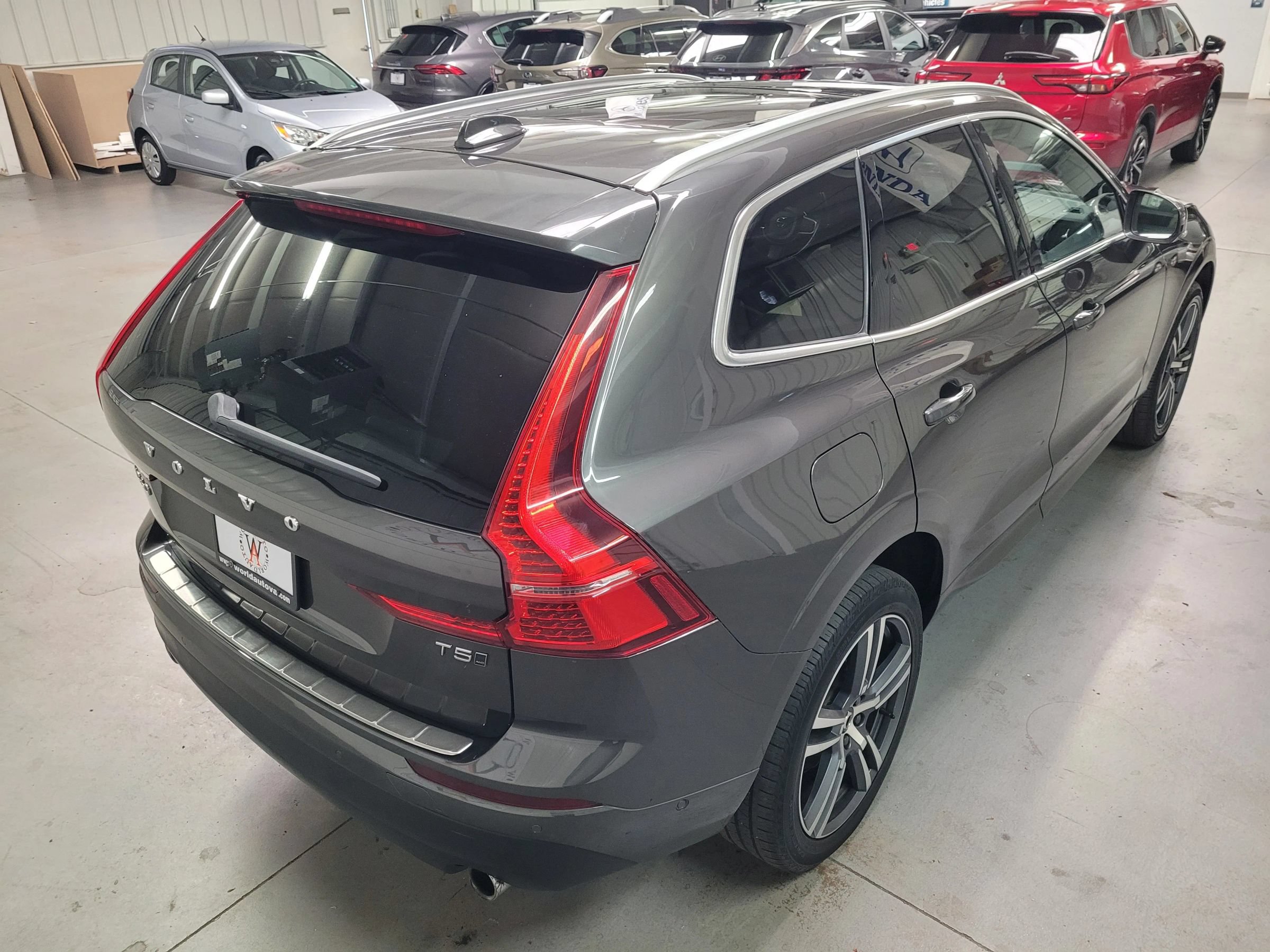 Used 2018 Volvo XC60 T5 Momentum w/ Vision Package AWD/4WD image 7
