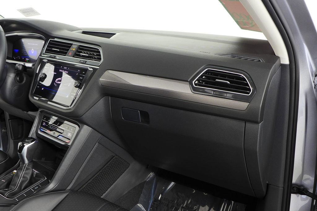 Used 2024 Volkswagen Tiguan SE w/ Panoramic Sunroof Package image 14