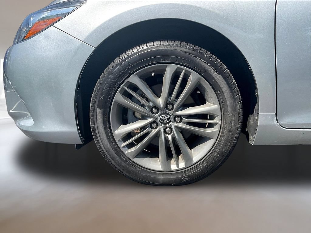 Used 2017 Toyota Camry SE w/ Moonroof Package FWD image 34