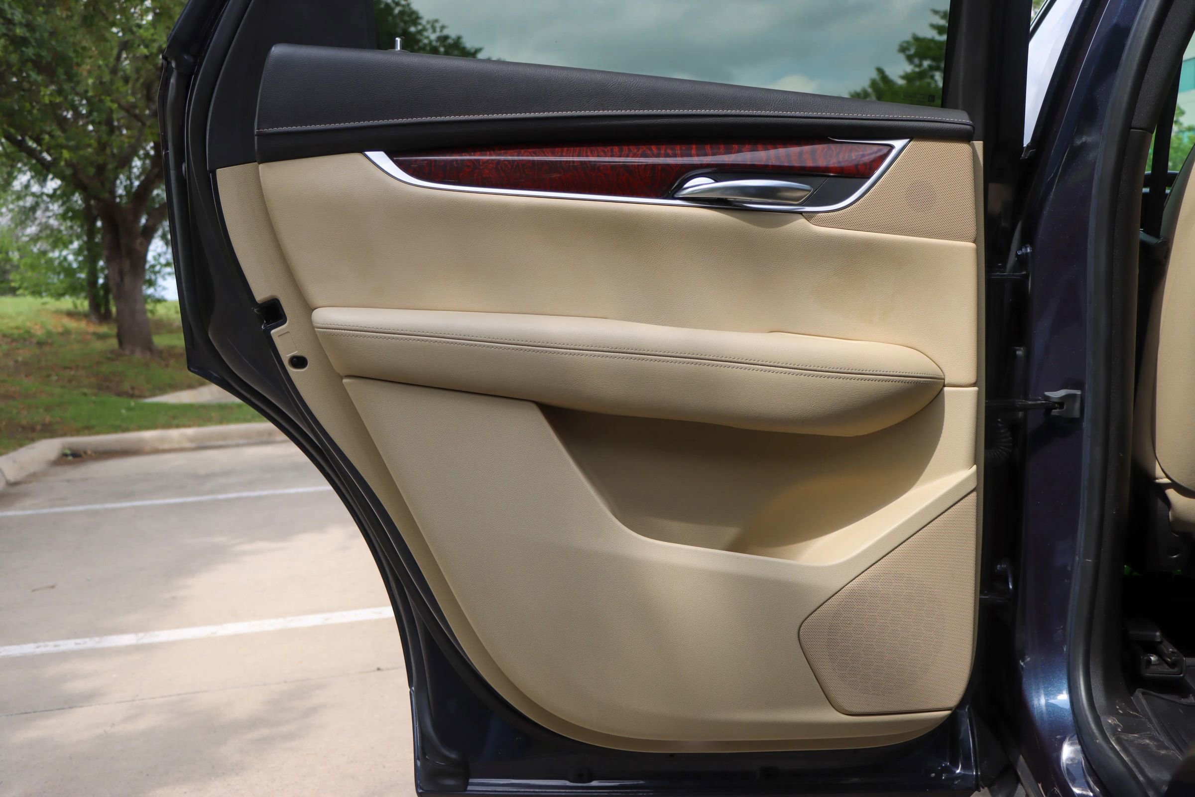 Used 2018 Cadillac XT5 Luxury w/ Driver Awareness Package FWD image 12