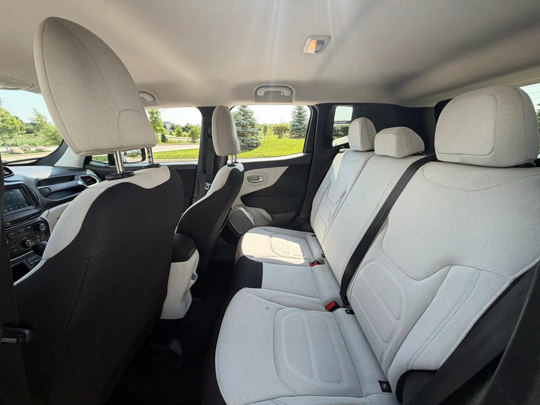 Used 2018 Jeep Renegade Latitude FWD image 17