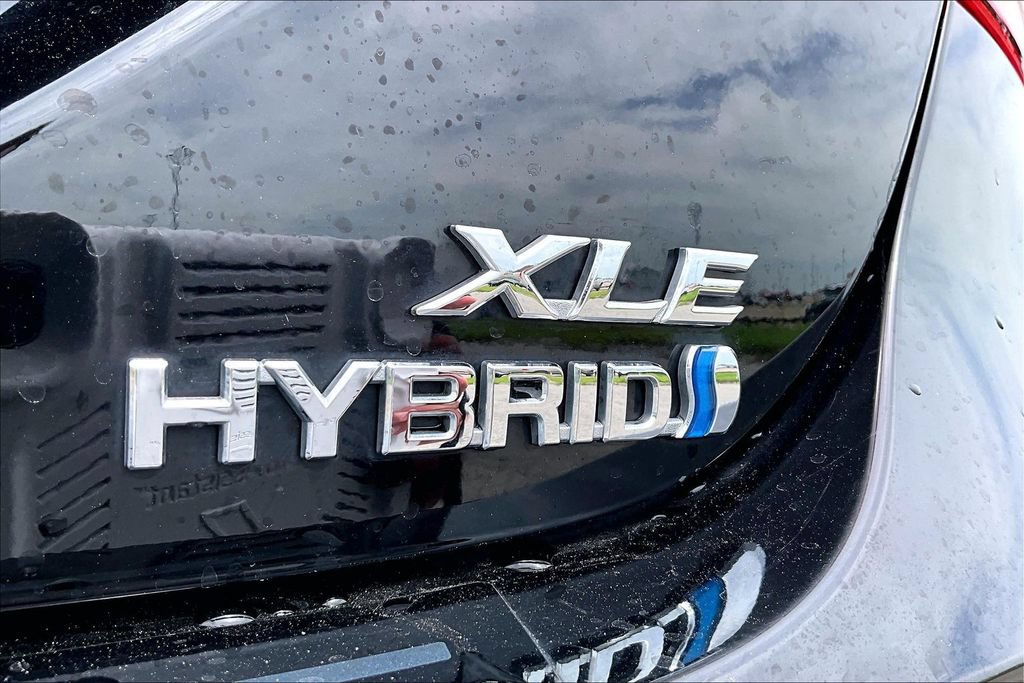Used 2020 Toyota Camry XLE w/ Sunroof Package FWD image 8