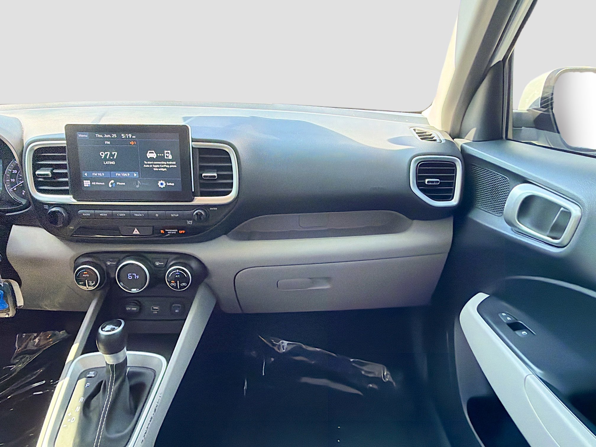 Used 2021 Hyundai Venue SEL image 16