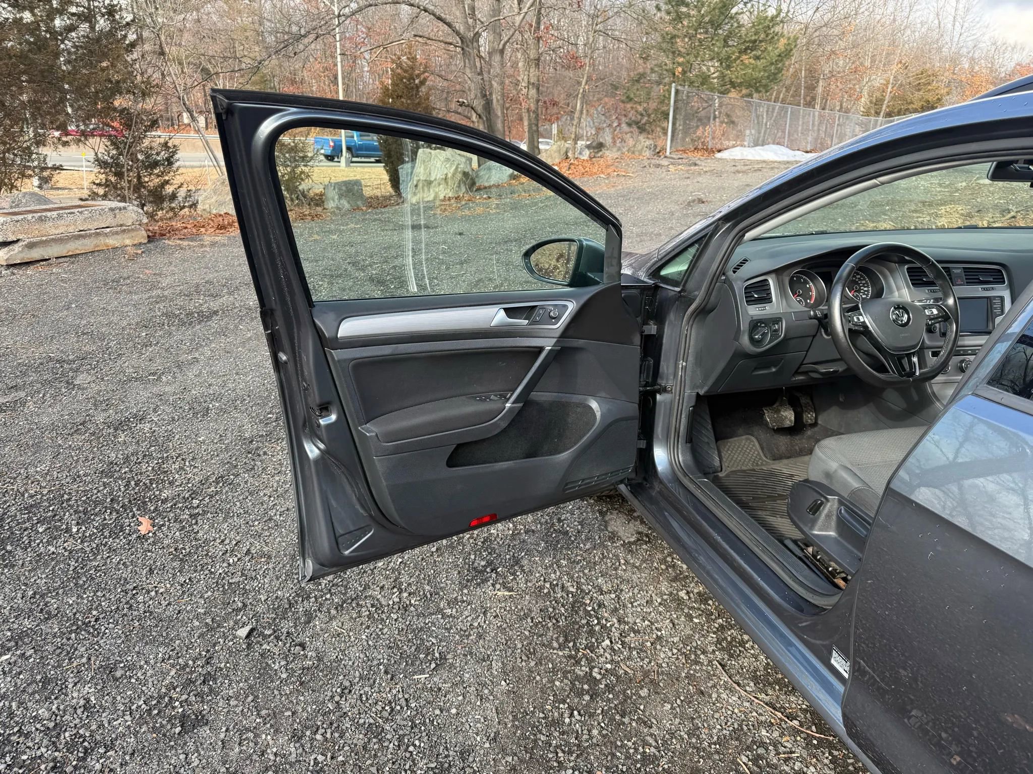 Used 2017 Volkswagen Golf S image 27