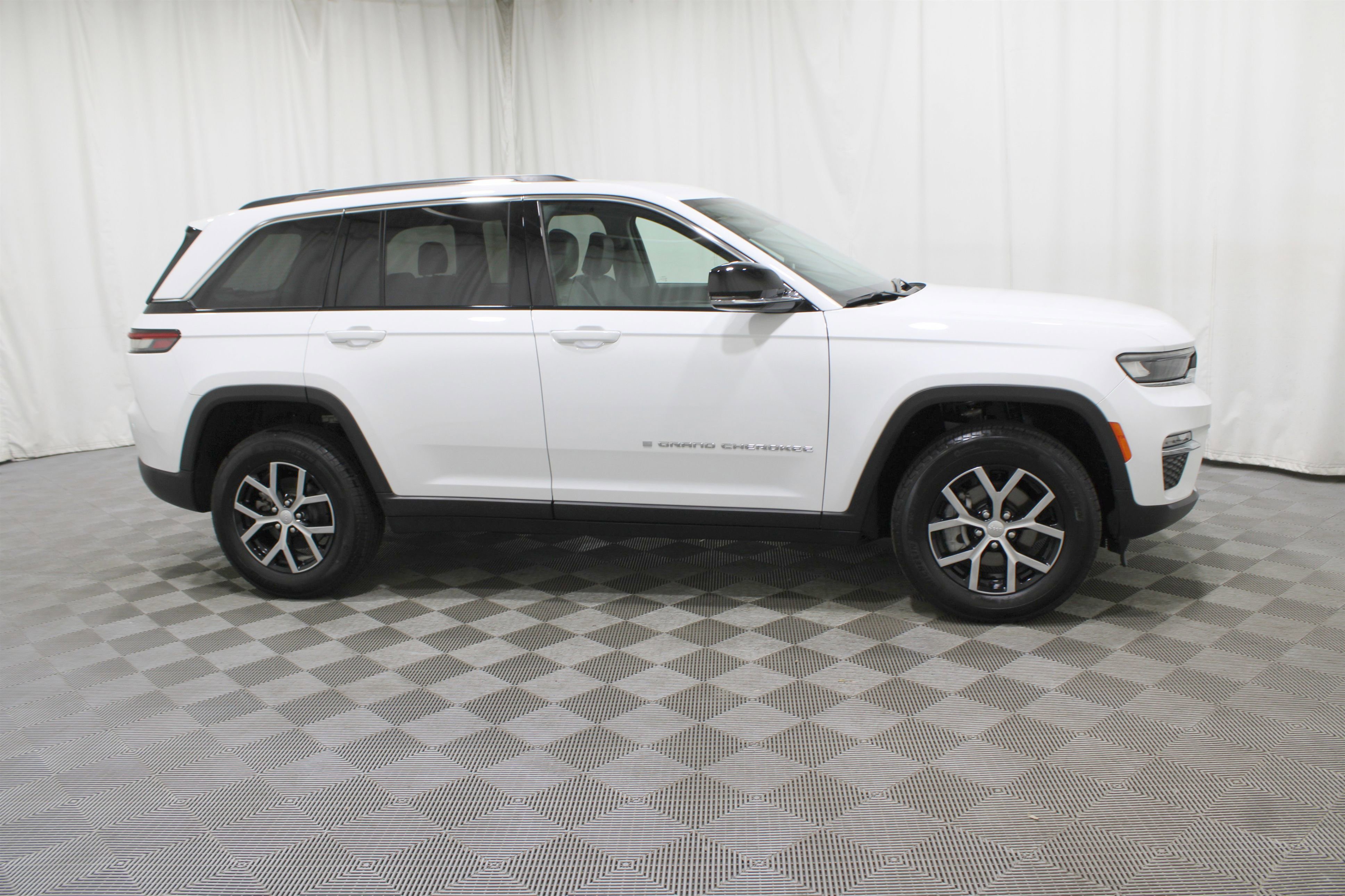 Used 2024 Jeep Grand Cherokee Limited image 26