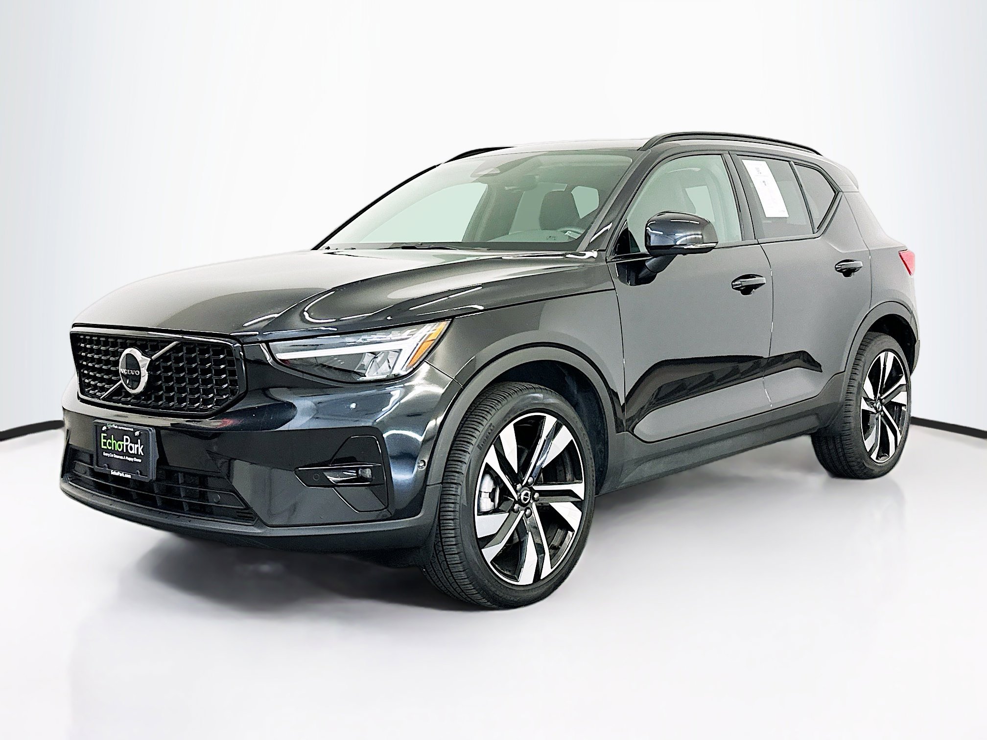 Used 2025 Volvo XC40 B5 Plus image 3