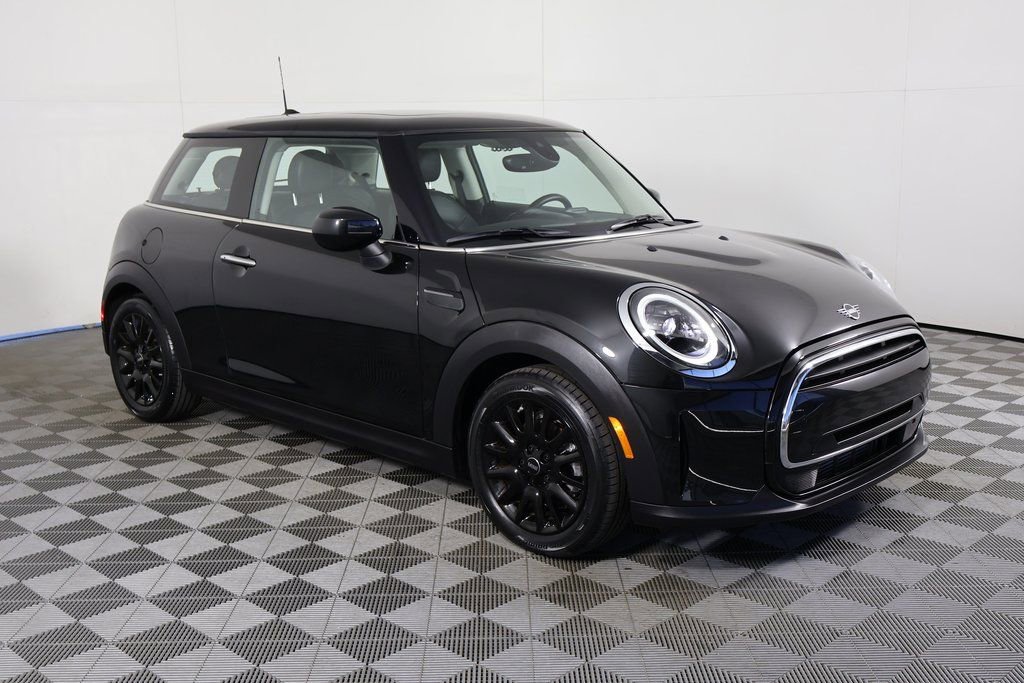 Used 2023 MINI Cooper 2-Door Hardtop image 3