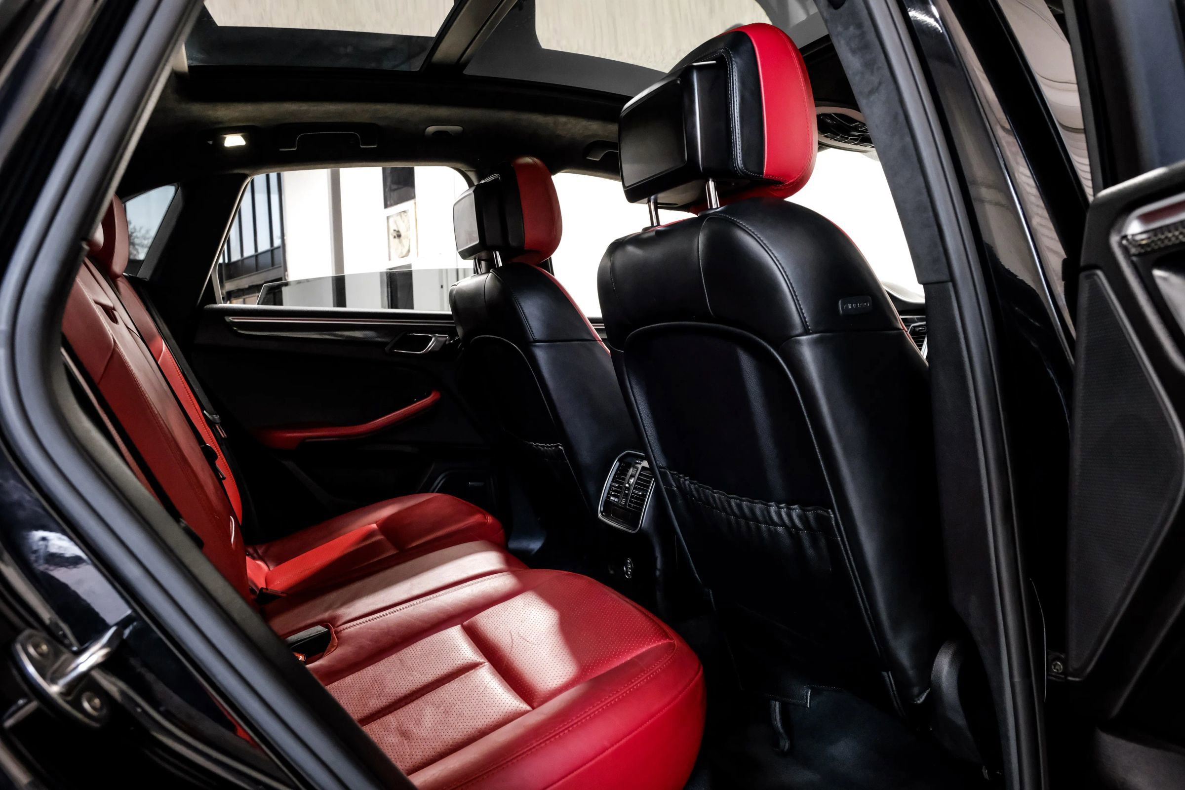 Used 2017 Porsche Macan Turbo image 40