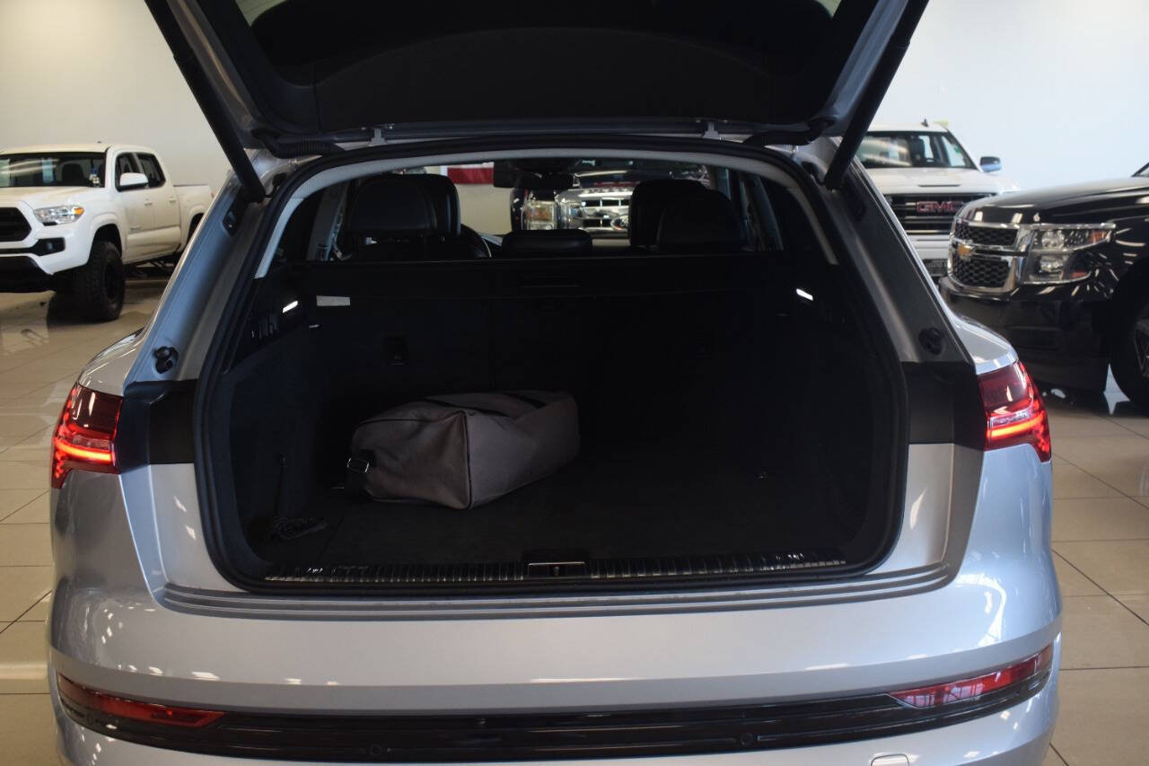 Used 2019 Audi e-tron Prestige w/ Prestige Package AWD/4WD image 31