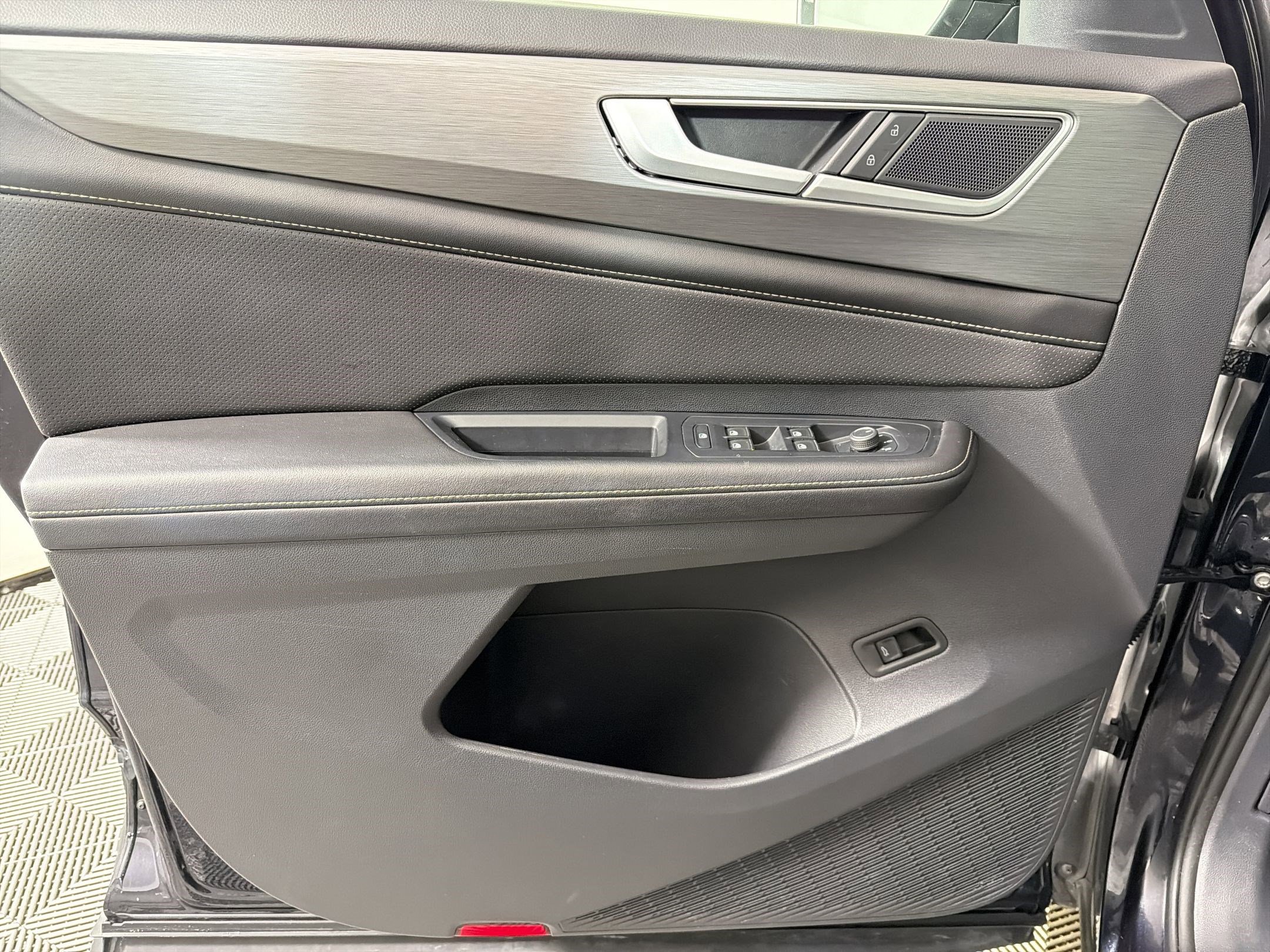 Used 2025 Volkswagen Atlas Cross Sport SE image 11