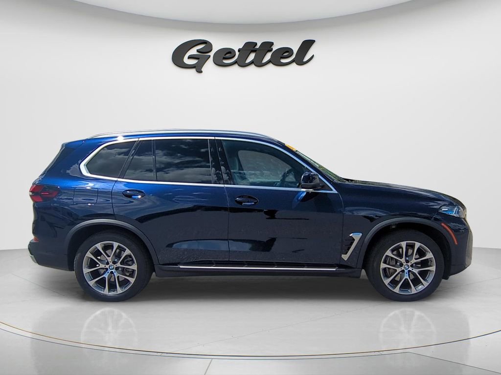 Used 2024 BMW X5 xDrive40i w/ Premium Package image 3
