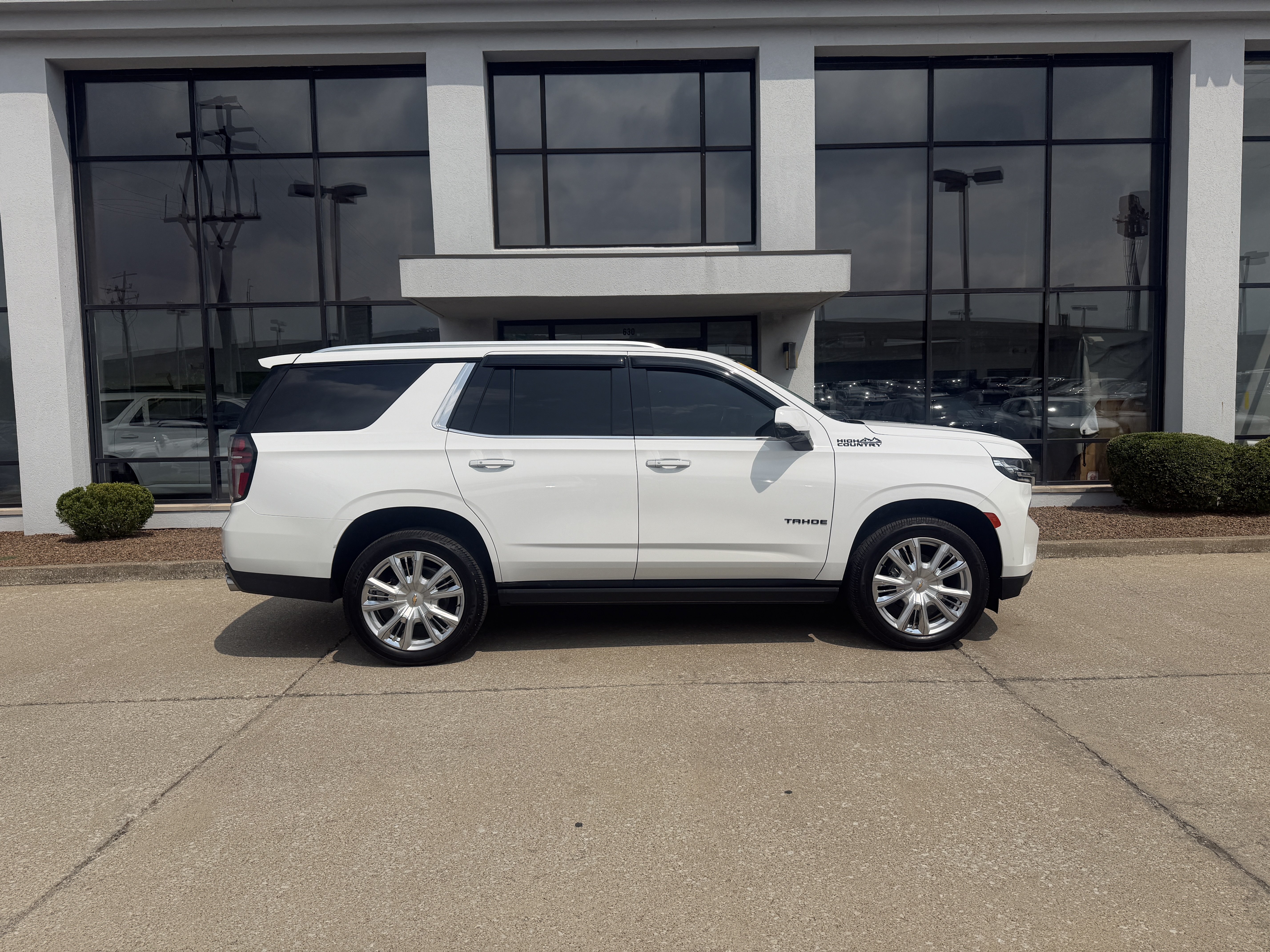 Used 2021 Chevrolet Tahoe High Country w/ Premium Package AWD/4WD image 3
