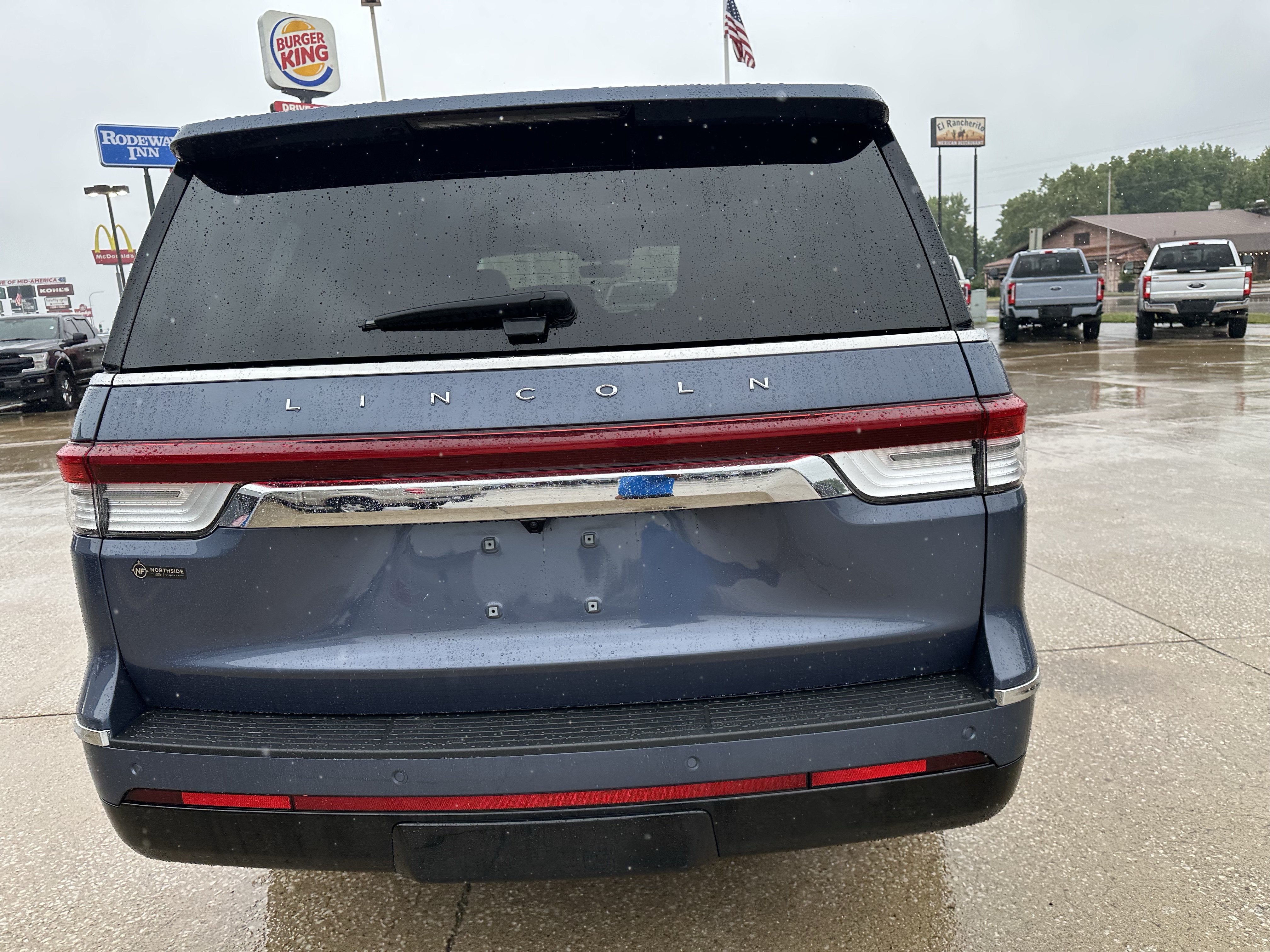 Used 2023 Lincoln Navigator Reserve AWD/4WD image 5