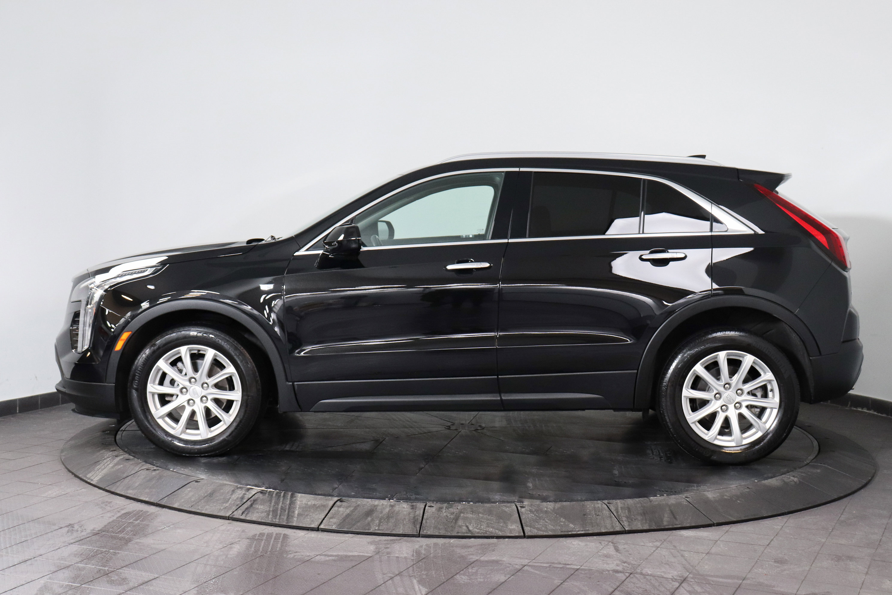 Used 2023 Cadillac XT4 Luxury image 2