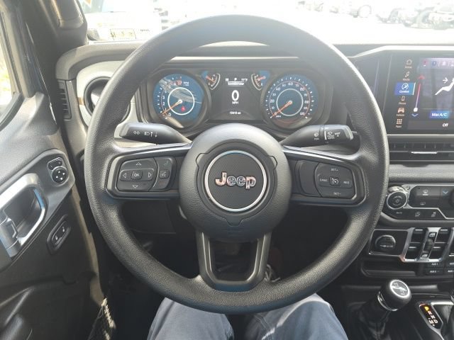 Used 2025 Jeep Gladiator Sport AWD/4WD image 17
