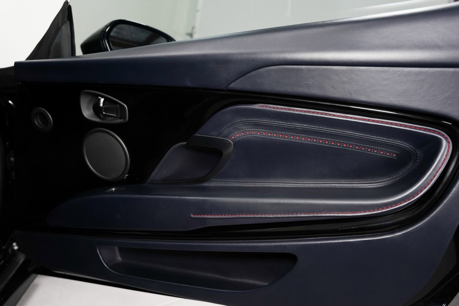 Used 2018 Aston Martin DB11 V12 image 30