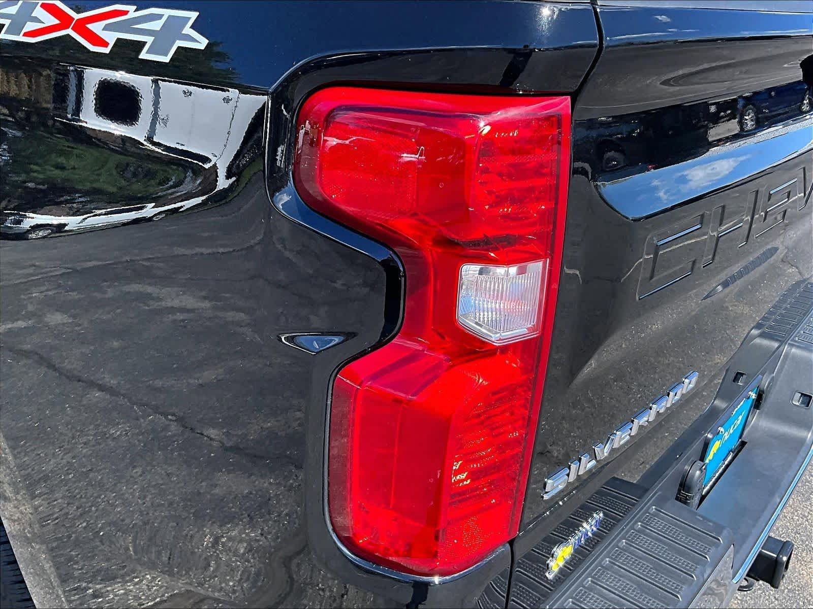 Used 2025 Chevrolet Silverado 1500 LT AWD/4WD image 33