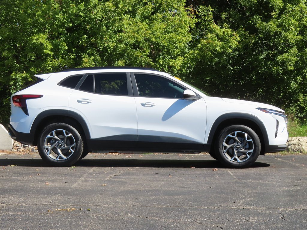 Used 2024 Chevrolet Trax LT w/ Driver Confidence Package image 2