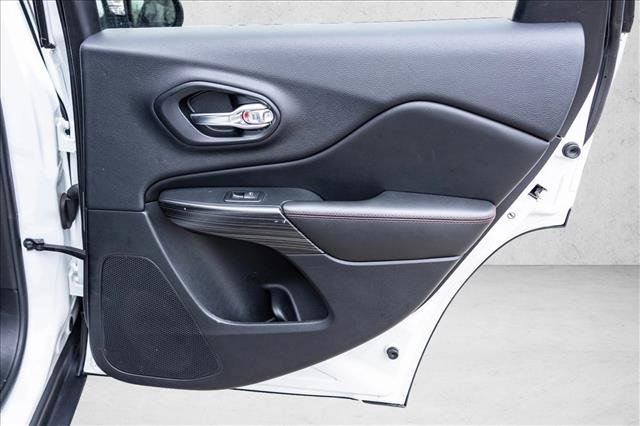 Used 2017 Jeep Cherokee Trailhawk w/ Cold Weather Group image 27