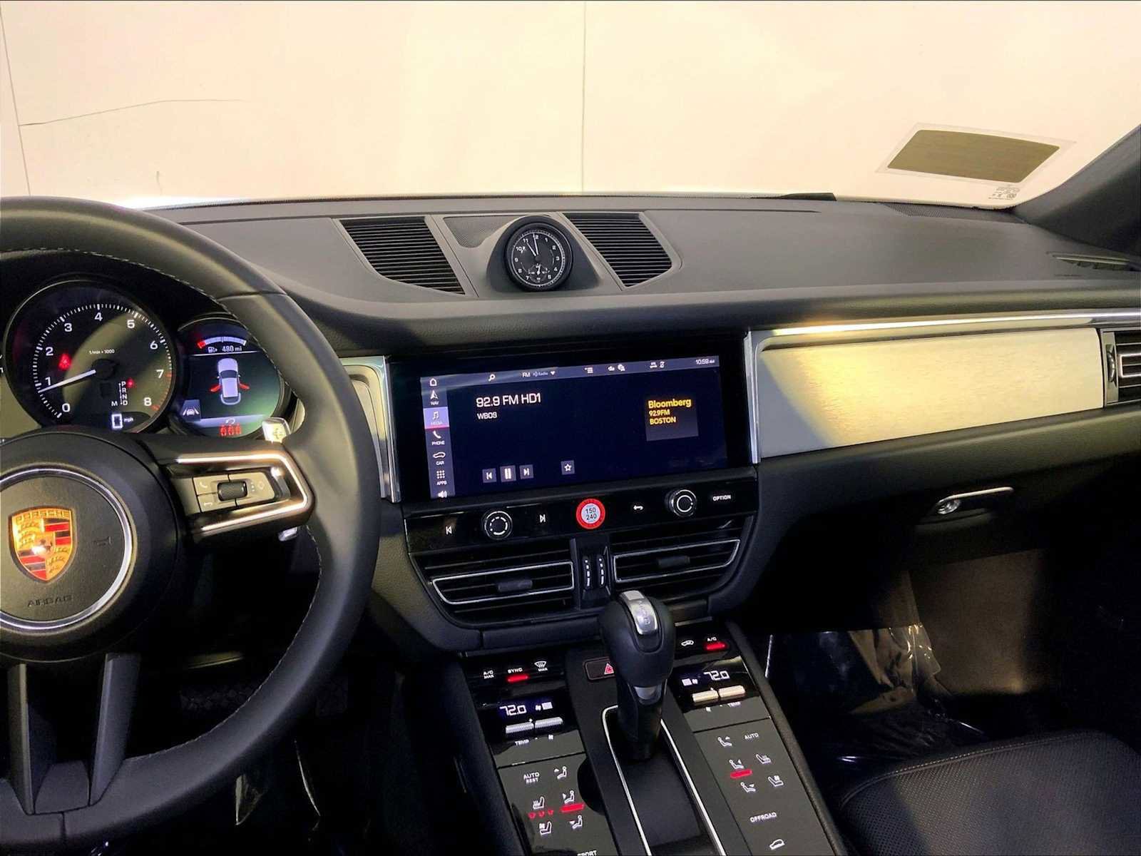 Certified 2025 Porsche Macan image 16