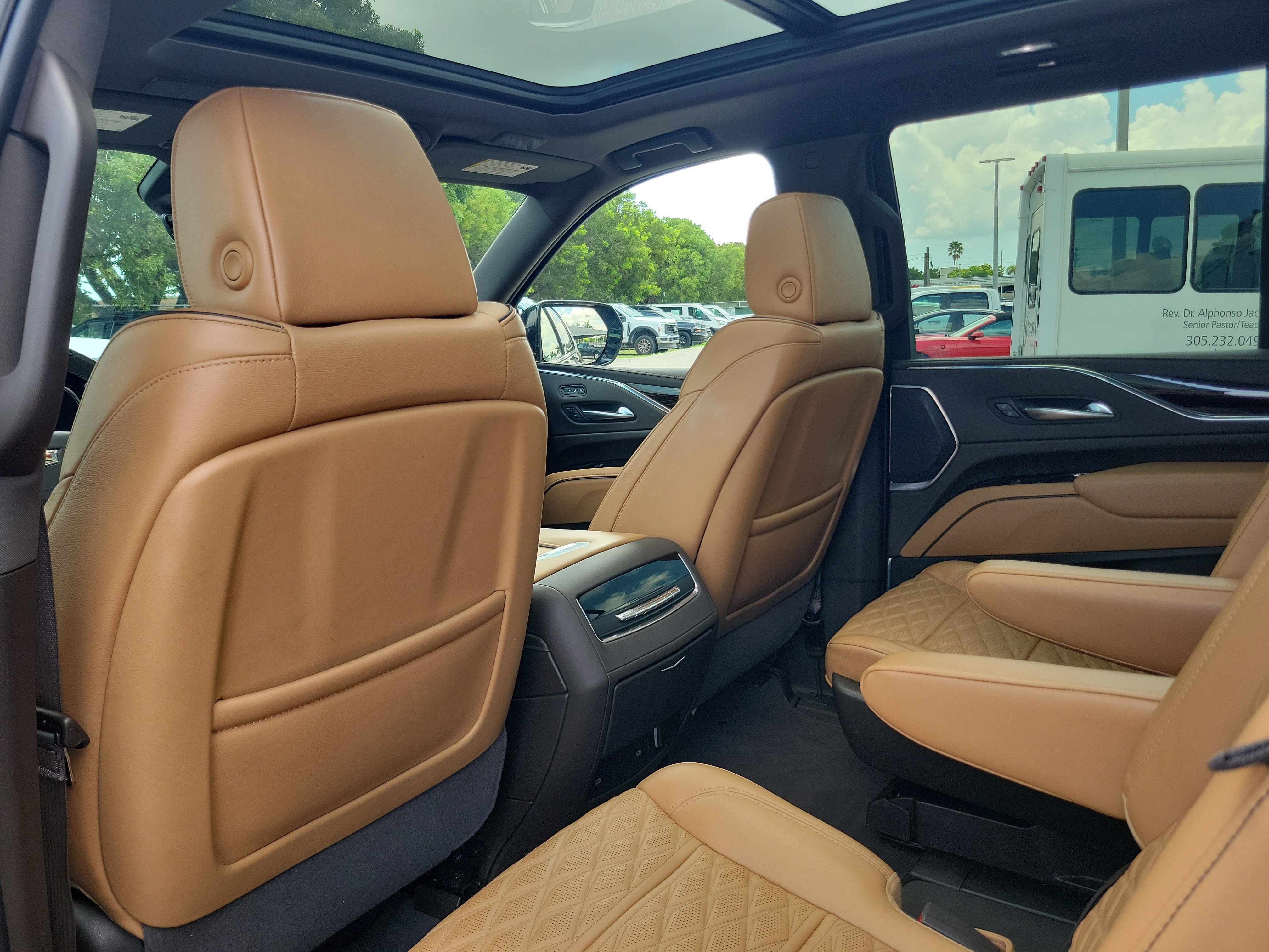 Used 2023 Cadillac Escalade Premium Luxury w/ LPO, Radiant Package AWD/4WD image 15