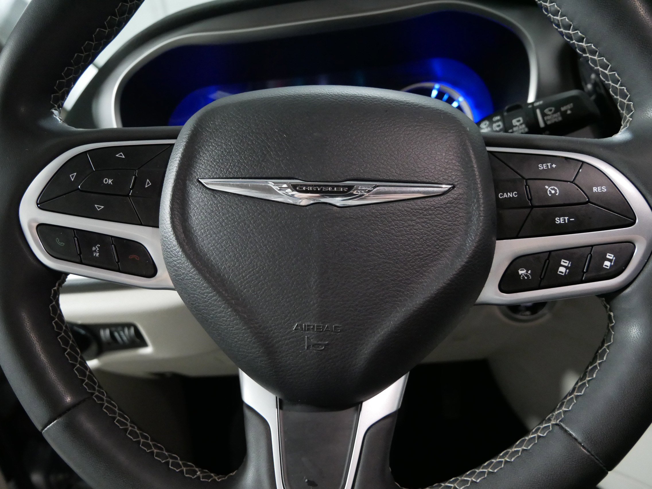 Used 2023 Chrysler Pacifica Touring-L FWD image 25