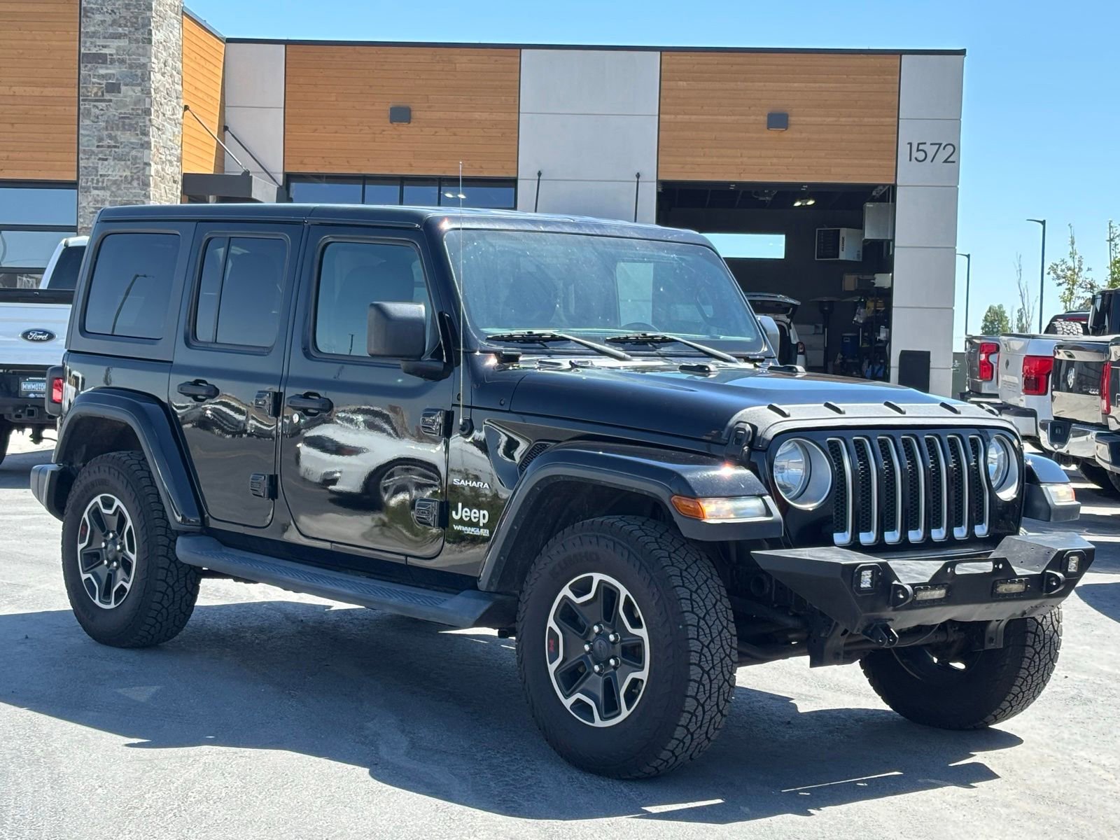 Used 2018 Jeep Wrangler Unlimited Sahara w/ Uconnect 4C Nav & Sound Group AWD/4WD image 1