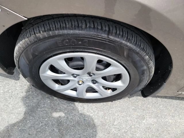Used 2012 Hyundai Accent GLS FWD image 22
