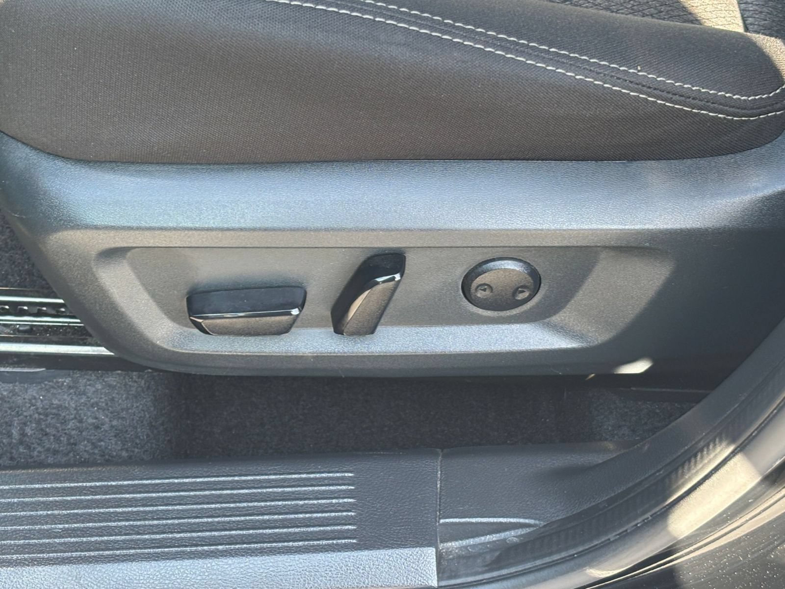 Used 2025 Nissan Rogue SV FWD image 21