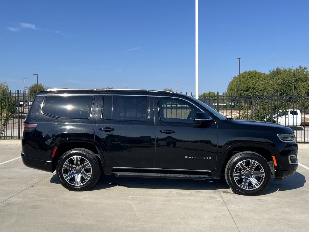 Used 2023 Jeep Wagoneer 4WD w/ Premium Group I image 3