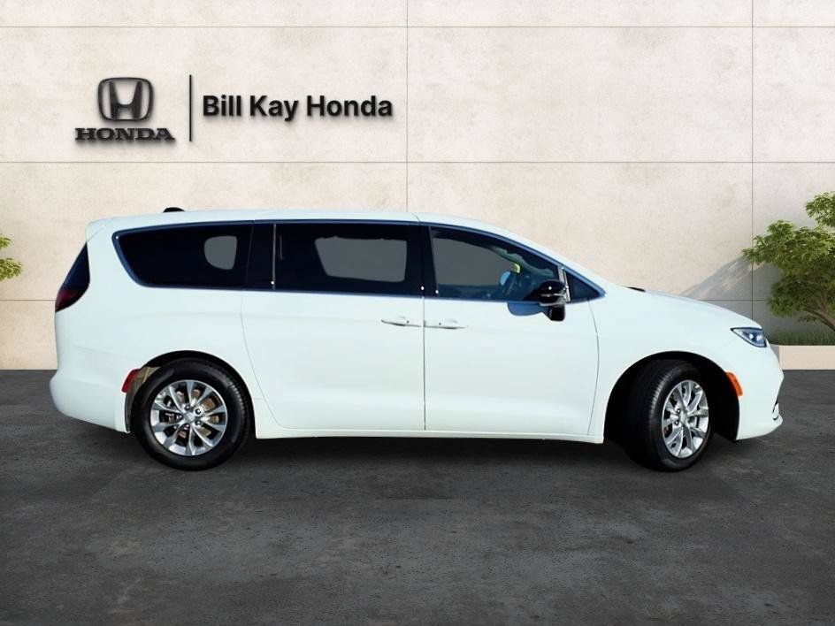 Used 2026 Chrysler Pacifica Limited FWD image 2