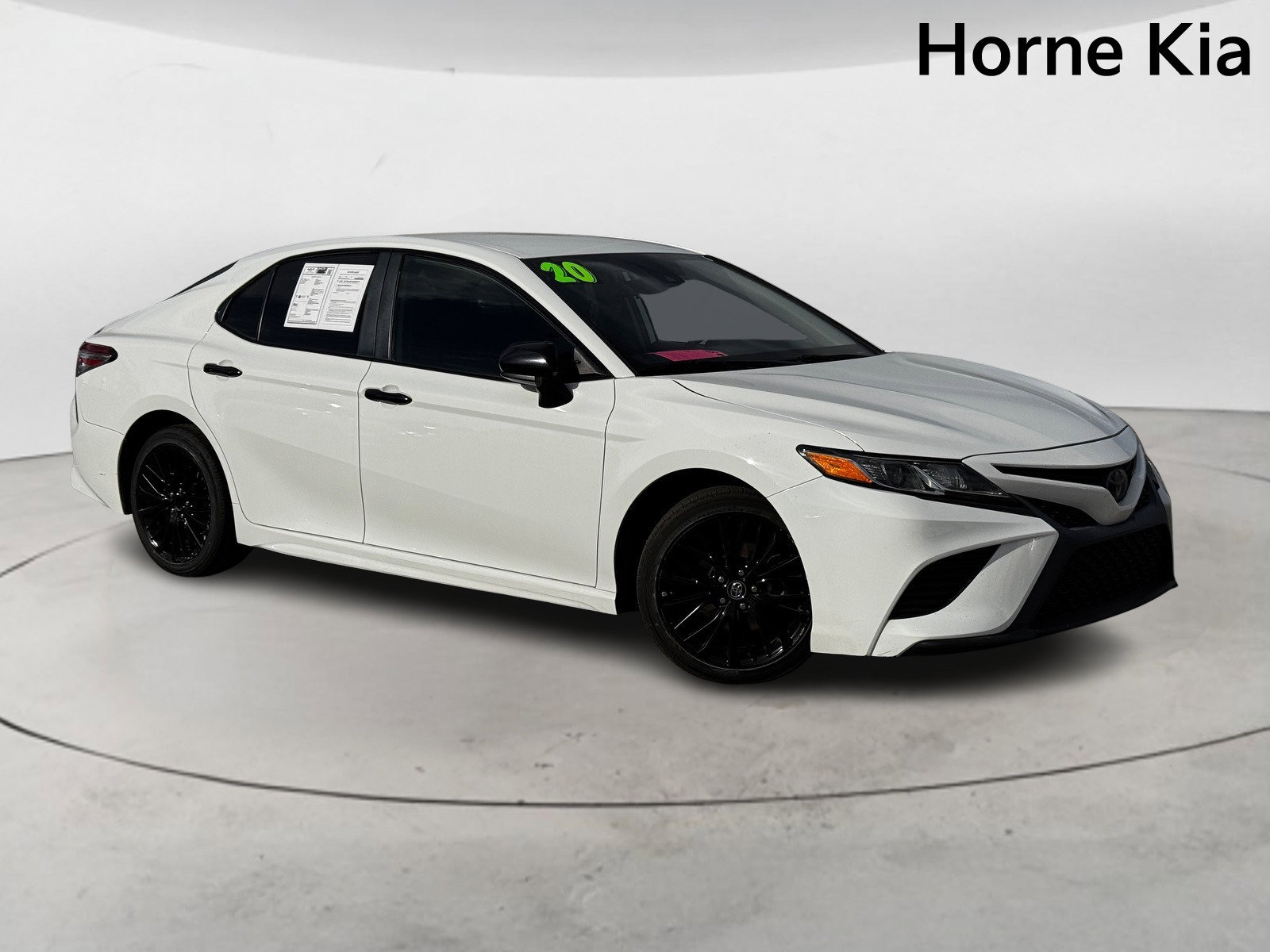 Used 2020 Toyota Camry SE image 2