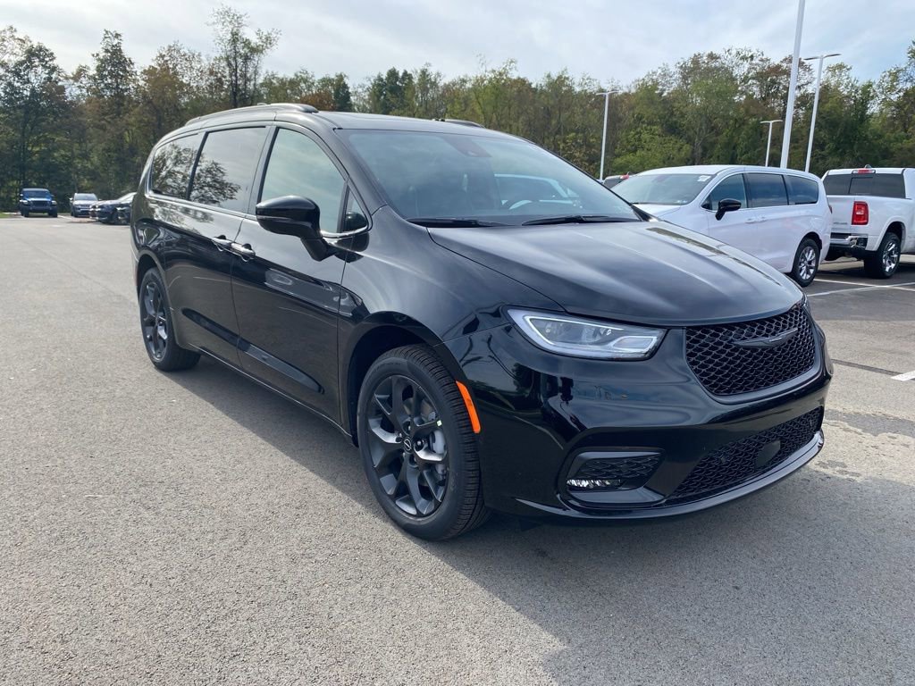 New 2026 Chrysler Pacifica Limited w/ S Appearance Package image 1