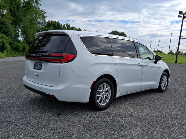 Used 2024 Chrysler Pacifica Touring-L FWD image 7