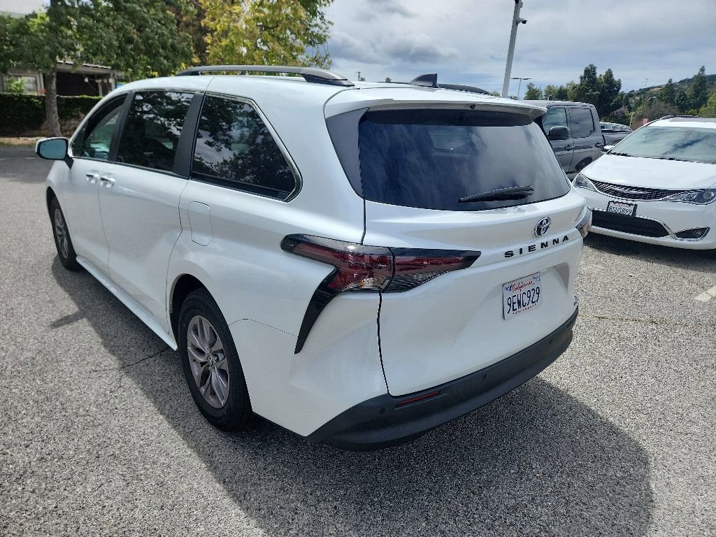 Used 2023 Toyota Sienna XLE FWD image 3