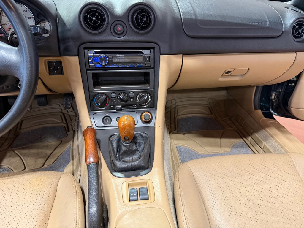 Used 2001 MAZDA MX-5 Miata RWD image 26